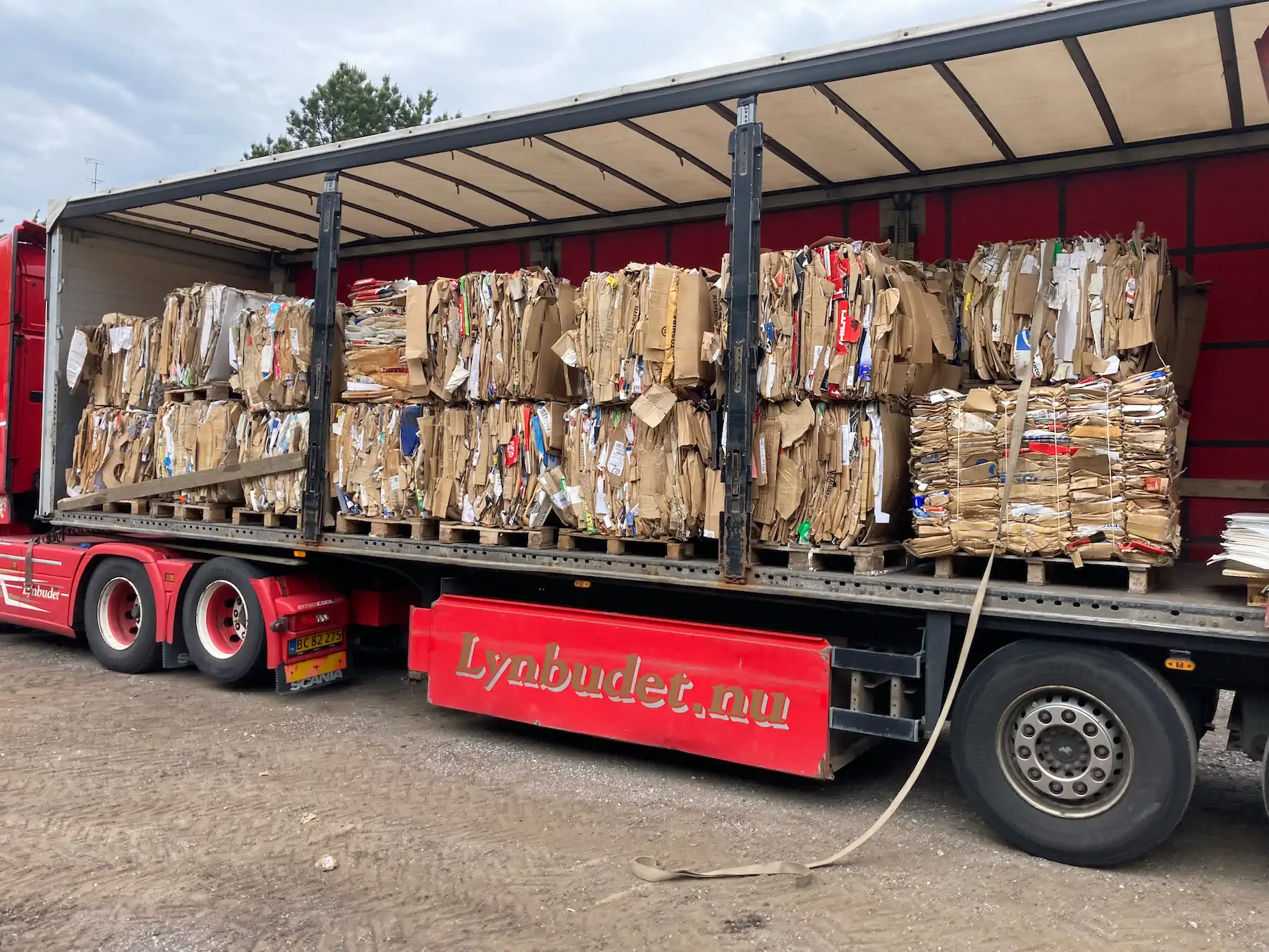 Billede af lastbil med affald der illustrerer at vi hos Bang El arbejder med affaldssortering og grøn omstilling